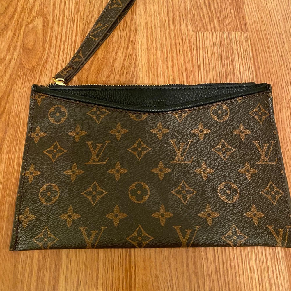 Louis Vuitton Daily Pouch
